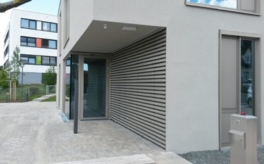 Holz-Alu-Eingangselement mit Fassadenelement